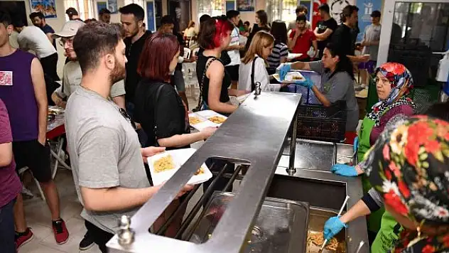 Üniversite öğrencilerinin çok sevdiği ücretsiz yemek hizmeti devam ediyor