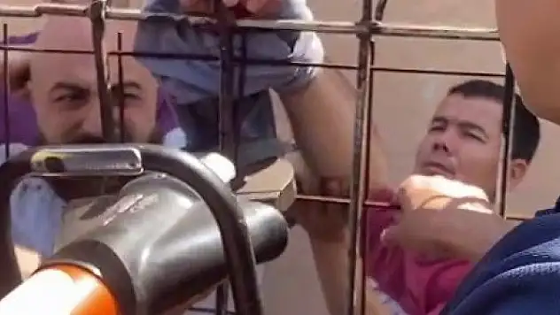 Eli korkuluk demirine saplandı