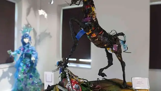 Hurdaya çıkmış atıklar sanata dönüştü