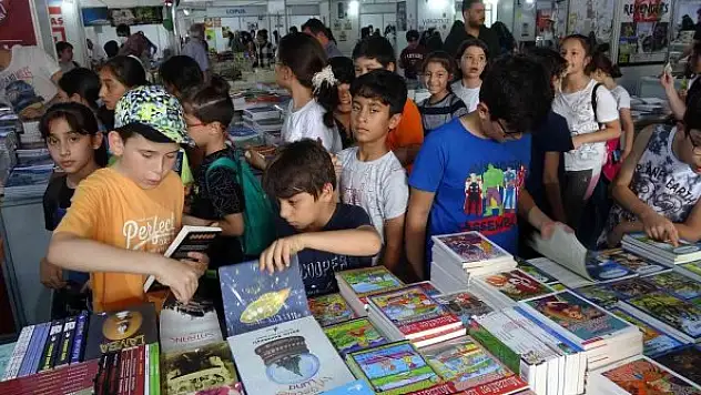 Kitap fuarına 7'sinden 70'ine yoğun ilgi