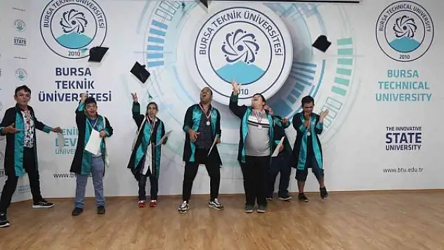 Özel öğrencilerin mezuniyet sevinci