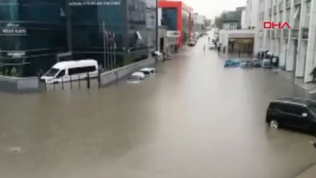 Yağış nedeniyle yolu su bastı, minibüstekiler iş makinesiyle kurtarıldı