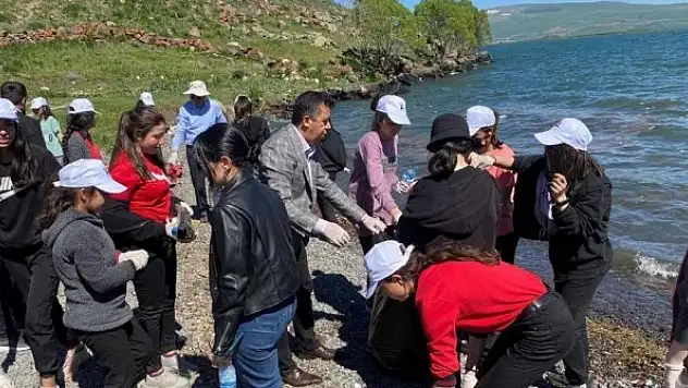 Çıldır Gölü'nde kıyı temizliği yapıldı