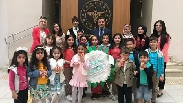 Öğrenciler maskelerden çiçek yaptı