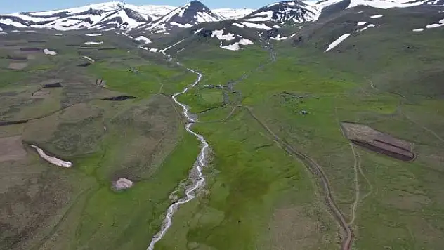 Kar sularının oluşturduğu akarsu havadan görüntülendi