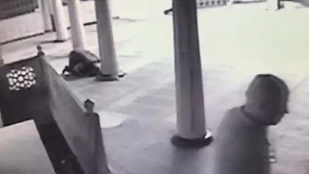 Camide namaz kılıyor gibi yapıp ayakkabı çaldı