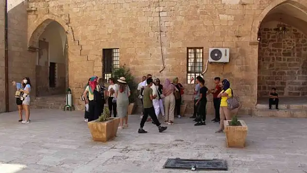 Tarihi kent, sıcak havaya rağmen turist ağırlamaya devam ediyor