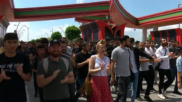 Üniversite öğrencilerinden 'ulaşım' eylemi