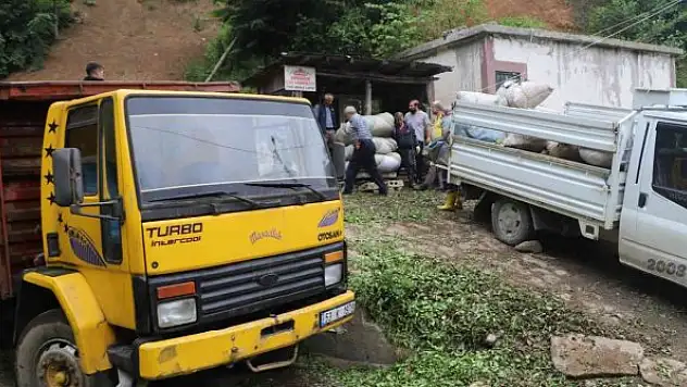 Müstahsil çayını kamyon üzerinde satıyor