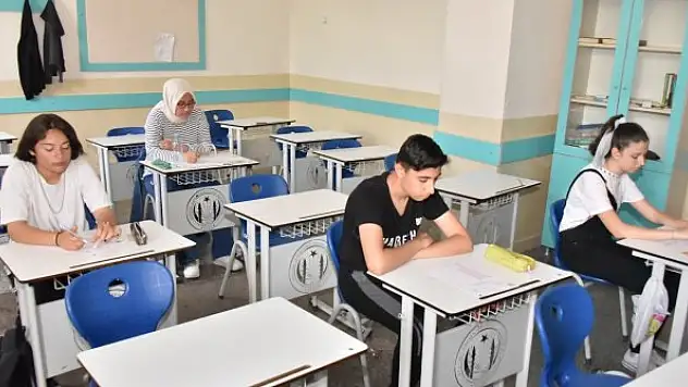 'Karatay Okuyor Projesi'ne katılan öğrenciler sınavda ter döktü