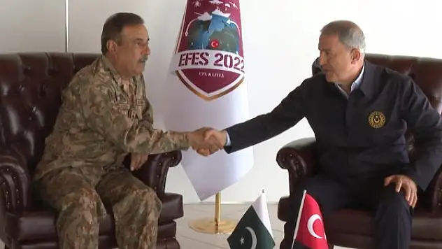 Bakan Akar, Pakistan Genelkurmay Başkanı Raza'yı kabul etti
