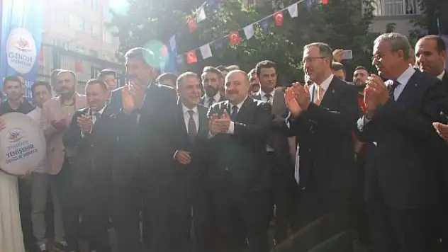 Bakanlar Varank ve Kasapoğlu öğrencilerin çalışmalarını inceledi