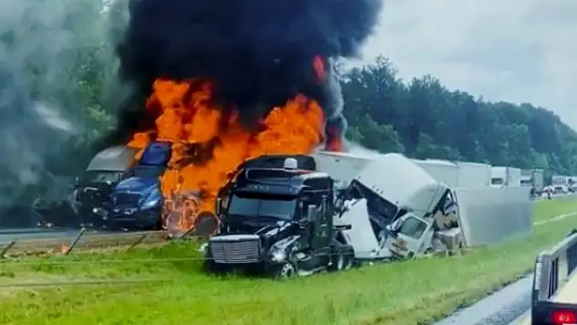 ABD'de zincirleme kaza: 8 tır ve 3 otomobil karıştı