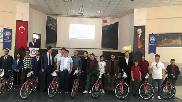 Kitabını okuyan bisiklet ödülünü aldı