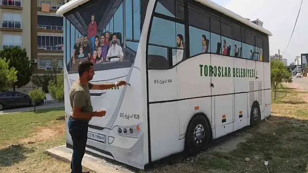 Elektrik trafosu belediye servis otobüsü görünümüne dönüştü