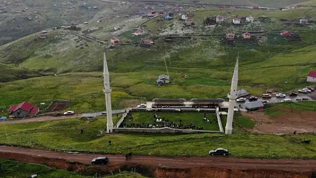 Üstü açık camide çimen üzerinde namazı kılınıyor
