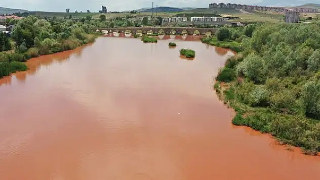 Türkiye'nin en uzun nehri Kızılırmak kızıla büründü