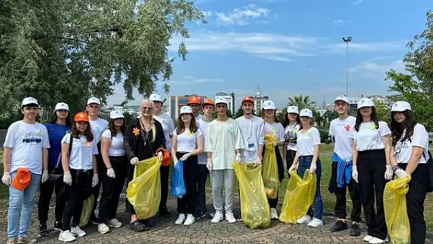 Öğrenciler sahil temizliği yaptı