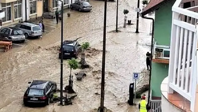 Bosna Hersek'te sel: Ev ve iş yerlerini su bastı