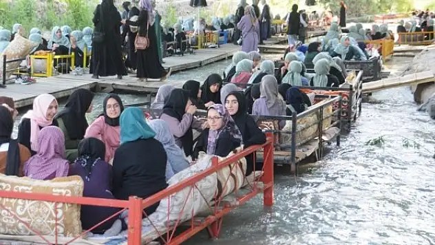 Hayırsever iş insanından Kur'an kursu öğrencilerine yemek ziyafeti