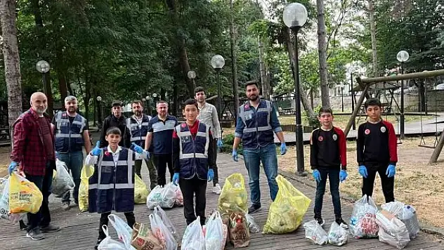 Ensar Vakfı kent parkını çöpten temizledi