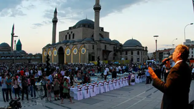10 bin yetim ve ailesi kardeşlik iftarında buluştu