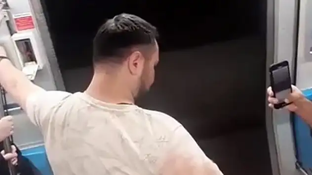 Metroda açık kapıyla yolculuk kamerada