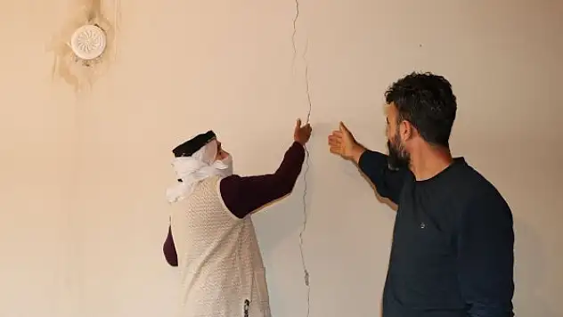 Depremde evlerinde çatlaklar oluşanlar o anları anlattı