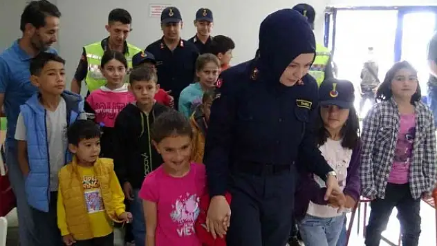 Jandarma köy çocuklarını sinemayla buluşturdu