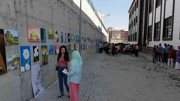 Öğrencilerin yıl sonu resim sergisi büyük ilgi gördü