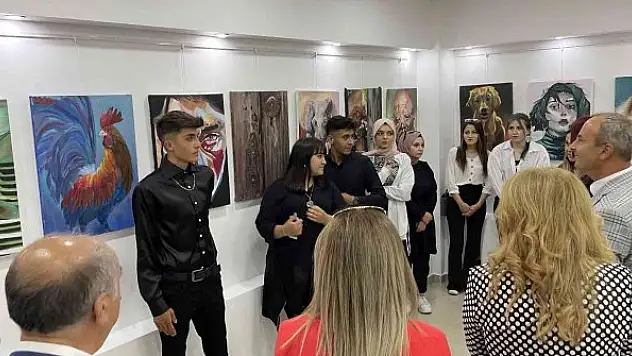 Öğrencilerin 105 eserinin yer aldığı resim sergisi büyük ilgi topladı