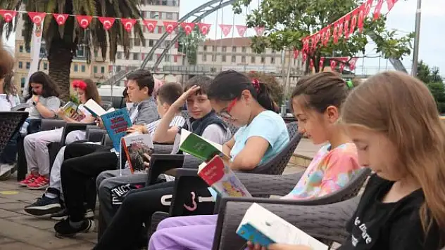 Jandarmadan kitap okuma etkinliği