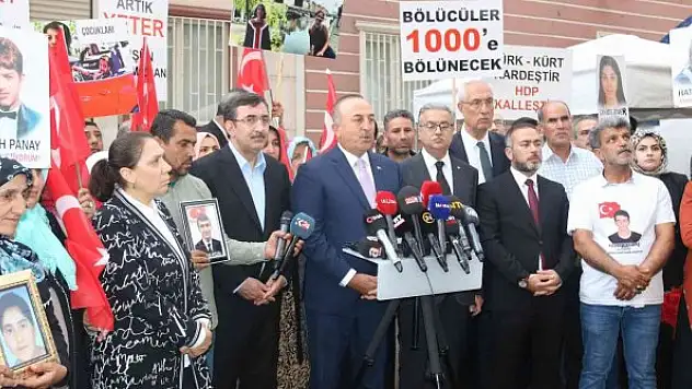 Dışişleri Bakanı Çavuşoğlu evlat nöbetindeki ailelerle bir araya geldi