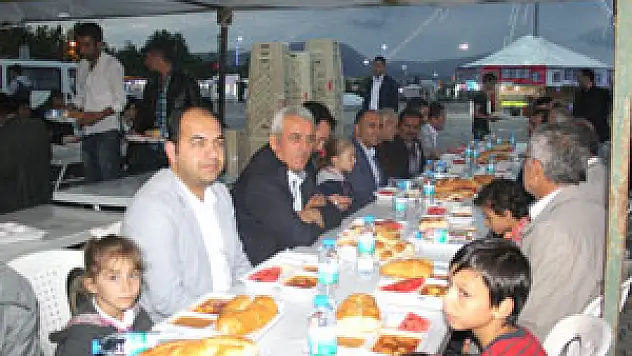 Yetimler iftar sofrasında buluştu