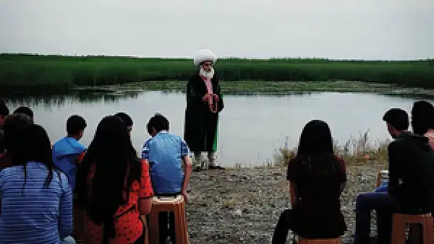 Göl kıyısında Nasreddin Hoca ile kitap okudular
