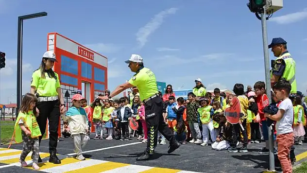 Trafik eğitiminde düdüğü kapan öğrenciler susmadı