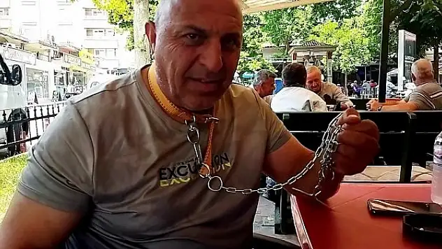 Köpek tasması ile dolaşan adamı görenler şoke oldu