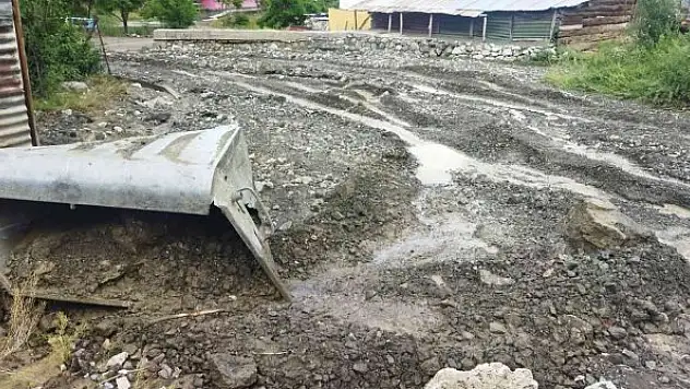 Sağanak yağış mahalle yolunu kapattı, tarım alanlarına hasar verdi