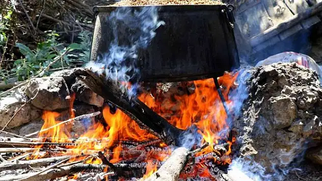 Geleneksel yöntemlerle pekmez yapımı