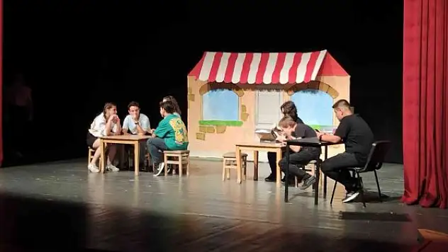 Öğrencilerin İngilizce tiyatrosu mest etti