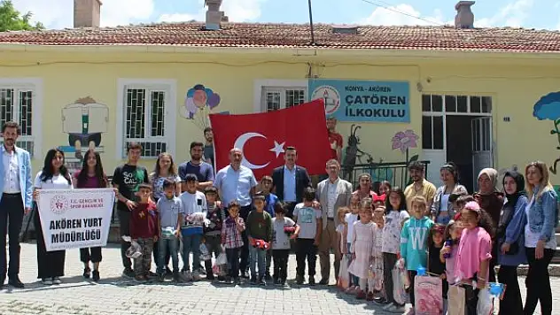Akören KYK öğrencileri, miniklerin yüzünü güldürdü
