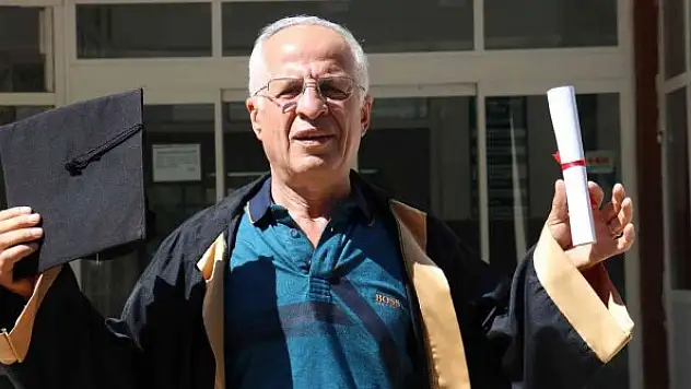 Pes etmedi, 63 yaşında kep fırlattı