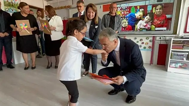 İşitme engelli öğrenciler de törenle karnelerini aldı