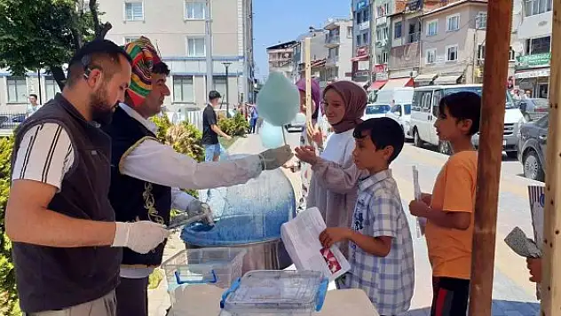 Karnesini getirene dondurma ve pamuk şekeri