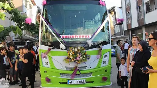 Halk otobüsü gelin arabası oldu