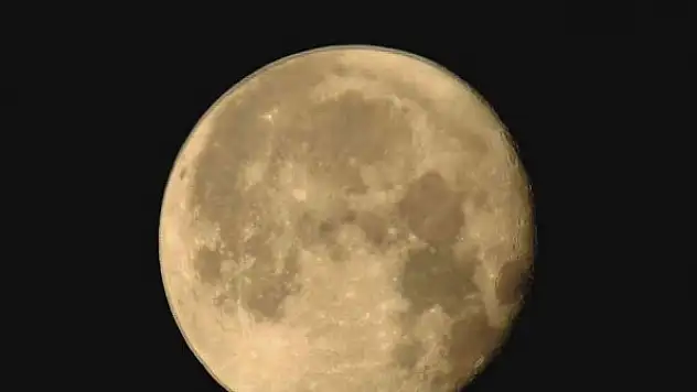 Sabah ezanı ile birleşen dolunay görüntüleri, izleyenleri hayran bırakıyor