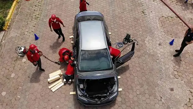 Gerçeği aratmayan eğitimlerle itfaiyeci olmak için yarışıyorlar