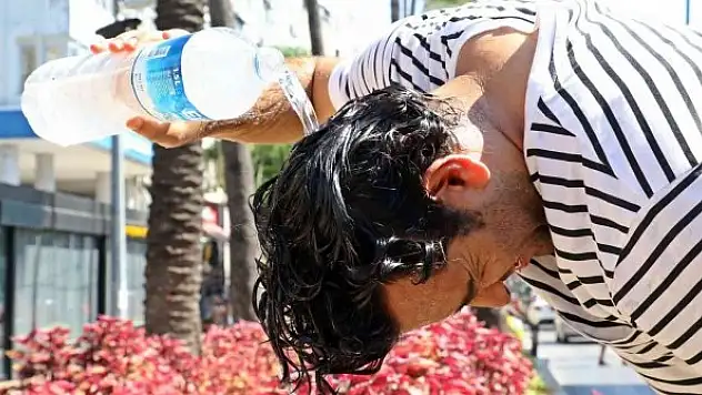 Uzmanlardan sıcak havalarda en az 2-2,5 litre sıvı tüketin uyarısı