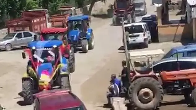 Damat çiftçi olunca gelin arabası traktör oldu, konvoyda traktörlerden oluştu
