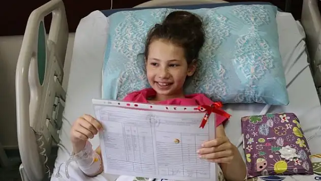 17 günlük yaşam savaşını kazanan İkranur'a karne sürprizi
